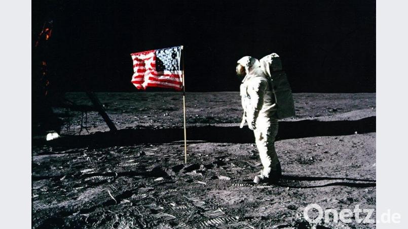 Apollo 11-Astronaut Edwin „Buzz“ Aldrin steht neben der US-Flagge auf dem Mond. Bild: Nasa