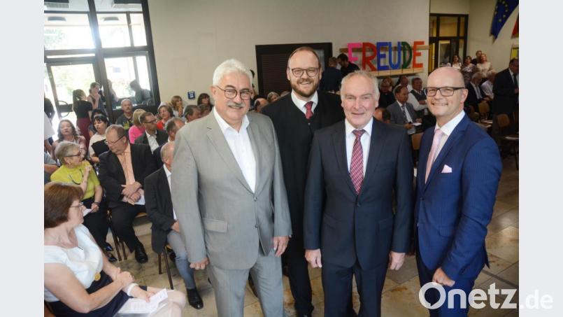 Nach fast 40 Jahren am Staatlichen Beruflichen Schulzentrum in Neustadt verabschiedet sich Schulleiter Anton Dobmayer (Zweiter von rechts). Vertreter aus Schulen, Politik und Verbänden kommen zu seiner Abschiedsfeier darunter (von links) Neustadts Bürgermeister Rupert Troppmann, Landrat Andreas Meier und Thomas Unger, Leiter Schule und Bildungswesen bei der Regierung der Oberpfalz. Bild: Gabi Schönberger