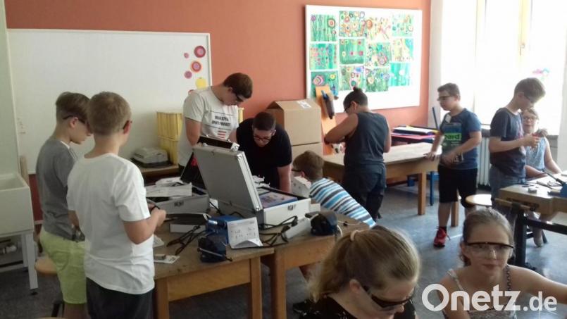 Die Kinder in Fronberg löten und schrauben, bauen in eine Miniatur-Mülltonne eine Sirene ein, installieren Wechselblinker, erstellen Schaltkreise und basteln Taschenlampen. Bild: exb