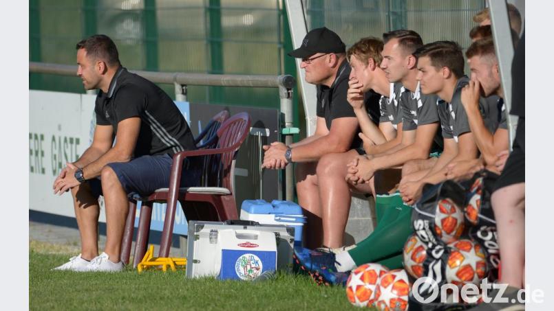 Nicht nur Trainer Faruk Maloku (links) ist gespannt, wie der Bayernliga-Vizemeister das Scheitern in der Relegation verdaut hat. Im ersten Saisonspiel der DJK geht es gegen den Vierten der Vorsaison, den TSV Großbardorf. Bild: ref