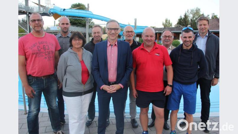 Der Vorstand des Fördervereins des Freibads Waldsassen: (von links) Markus Mickisch, Gerald Riederer, Marianne Bomann, Werner Faltenbacher, Bernd Sommer, Helmut Horcher, Andreas Hoschek, Josef Strauß, Wolfgnag Achatz (Vertreter des Turnvereins) und Hubert Siller. Bild: kro