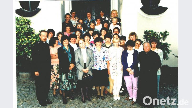 Im Juli 1992 wurde der Katholische Frauenbund, Zweigverein Etzgersrieth, aus der Taufe gehoben und jetzt erhält er eine Fahne. Das Gründungsbild zeigt (vorne, von links): Bezirksbeirat Dekan Hugo Wagner, Bezirksvorsitzende Maria Grötsch, stellvertretende Diözesan-Vorsitzende Elfriede Dürschl, Vorsitzende Agnes Leipold sowie Geistlichen Beirat Pfarrer Georg Bodner (rechts). Bild: gi