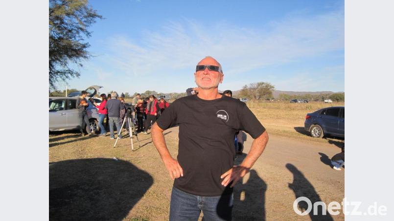 Die Spezialbrille zum Schutz der Augen hatte Johann Maunz bei seiner Reise zur Sonnenfinsternis in Argentinien natürlich dabei. Ein paar übrige Exemplare verschenkte er an die Einheimischen. Bild: exb