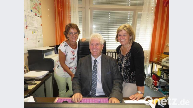 Als „Goldstücke“ bezeichnet Peter Preisinger seine Konrektorin Beate Koch (rechts) und seine Sekretärin Manuela Meyer-Dorn. Bild: ubb