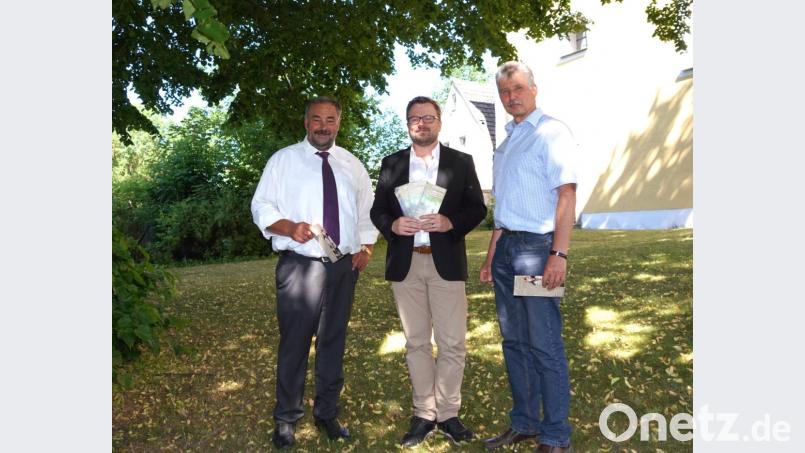 Bürgermeister Josef Beimler, Franz Vitzthum und Dorfsprecher Werner Ertl (von links) freuen sich auf die &quot;Sommernacht&quot; in Lennesrieth am 3. August. Bild: fvo