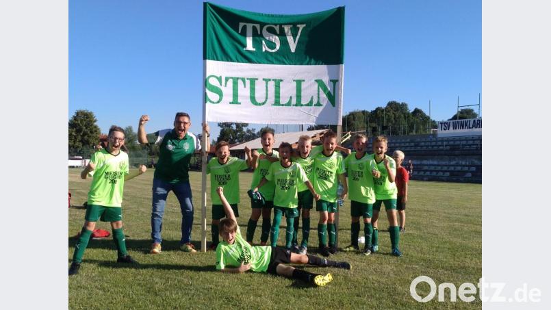 Jubel bei den Nachwuchsfußballern: Souverän holten sie den Meistertitel. Bild: exb