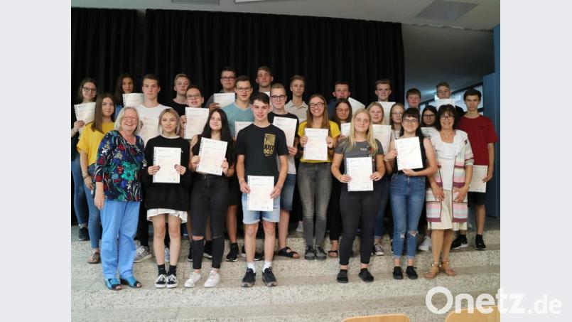 Schulleiterin Hannelore Reil-Heining überreichte die Zertifikate in einer Feierstunde an die Realschüler und dankte für deren Fleiß. Bild: exb