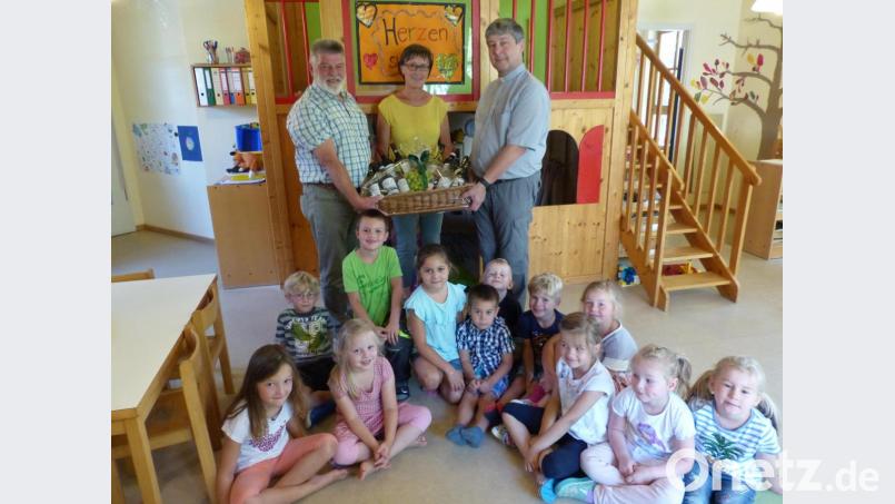 Hubert Zitzmann (links) bedankt sich mit Pfarrer Adam Nieciecki (rechts) im Namen der Pfarrei St. Margareta, dem Träger des Kindergartens, bei der scheidenden Leiterin Veronika Rupprecht (Mitte). Bild: sl
