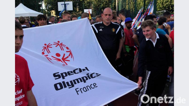 Die HPZ-Sportler tragen die Fahne. Bild: fz