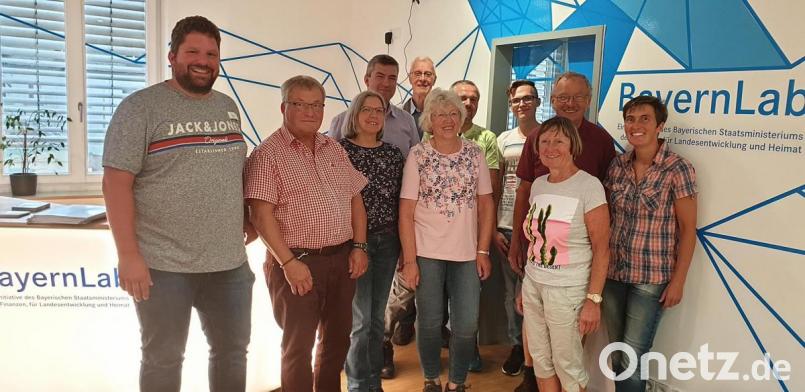 Der Leiter des „Bayern-Lab“ Wunsiedel, Stefan Philipp (links), führte Mitglieder der Kolpingsfamilie durch eines der dreizehn modernsten IT-Labore in Bayern. Im Bild ein Teil der Teilnehmergruppe der Kolpingsfamilie Friedenfels. Bild: bsc