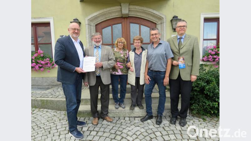 Mit viel Elan fürs anstehende Projekt nahmen Dritter Bürgermeister Franz Schöner, Rosa Schöner, Hama Noravcova und Bürgermeister Josef Schmidkonz (von links) den Förderbescheid der Euregio Egrensis von Harald Ehms und Alexander Dietz (links und rechts außen) in Empfang. Bild: ubb