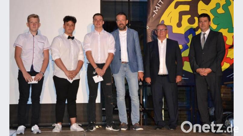 In der neunten Klasse schaffen Dawid Loose (1,9), Alessio Bruner (2,1) und Fabio Schwarz (2,2) die besten Notenschnitte. Bild: exb/Mittelschule Neustadt a.d. Waldnaab
