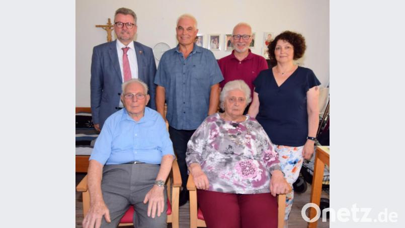 Diamantene Hochzeit feiern Johann und Maria Schachtl. Zu den Gratulanten gehören (hinten, von links) Bürgermeister Michael Göth, Sohn Hans, Schwiegersohn Dieter und Tochter Regina. Bild: no