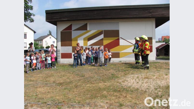 Eine Übung, bei der sich die Kinder nach dem Hausalarm mit den Erzieherinnen geordnet ins Freie begaben und die Ankunft der Feuerwehr abwarteten , schloss die Brandschutzerziehung der Manteler Feuerwehr im Kinderhaus St. Elisabeth ab. Bild: sei