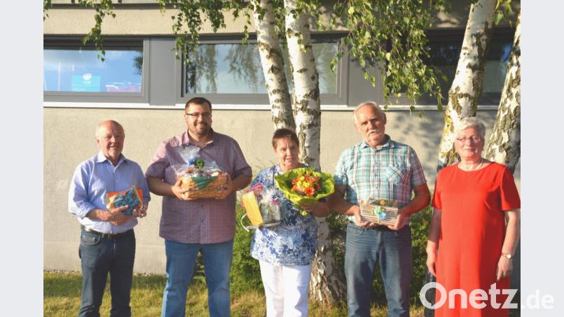 Vier Säulen der Grundschule nehmen von Rektorin Ullrike Uhlemann (rechts) und der Schulfamilie Abschied: Rudi Braun, Thomas Troidl, Rita Burger und Oskar Götz (von links). Bild: es