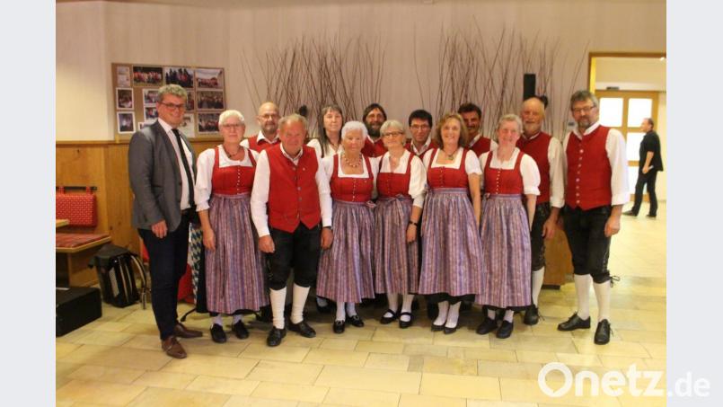 Bürgermeister Martin Birner (links) gratulierten den Aktiven der Volkstanzgruppe Kleinwinklarn um ihren Vorsitzenden Siegfried Kraus (rechts) zum 40-jährigen Bestehen. Bild: sns