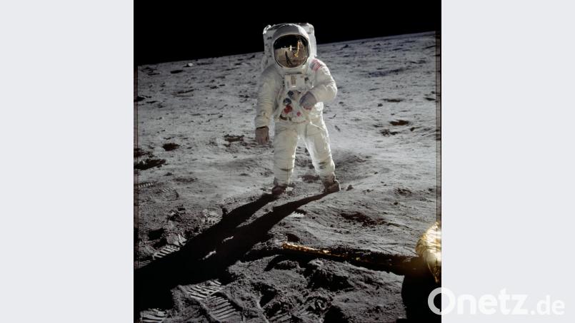 US-Astronaut Edwin &quot;Buzz&quot; Aldrin steht auf der Mondoberfläche. Bild: Neil Armstrong/NASA/dpa