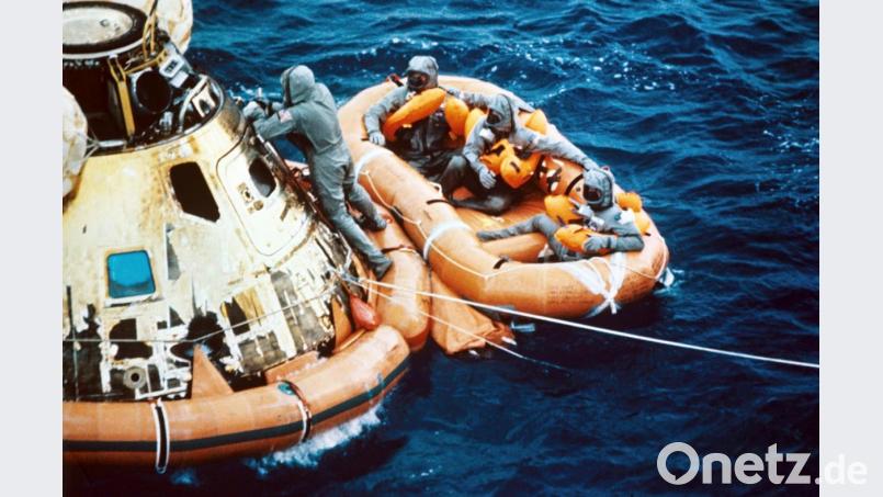 Die Kapsel und das Schlauchboot mit den Astronauten nach der Landung im Pazifik. Michael Collins, Neil Armstrong und Edwin Aldrin waren am 16. Juli 1969 von Kap Kennedy in Florida zur ersten Mondlandung gestartet. Bild: UPI/dpa