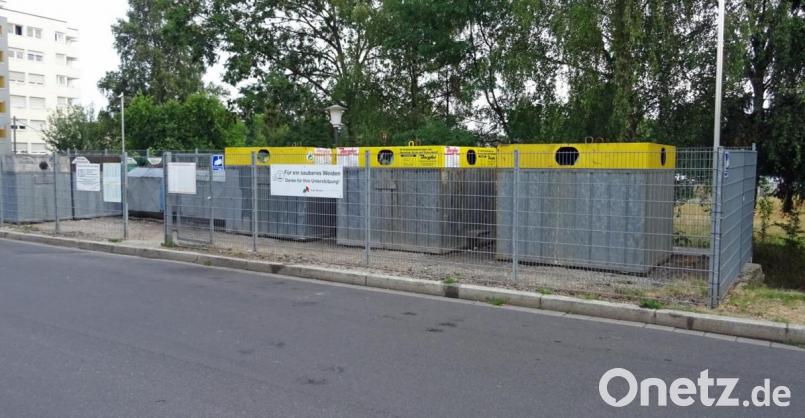 Ein Foto als Beleg: Der Container-Standort in der Königsberger Straße sei inzwischen „picobello sauber“, erklärt unser Mitarbeiter Reinhold Dobmeier. Stadtrat Hans Sperrer äußerte einen anderen Eindruck. Bild: Reinhold Dobmeier