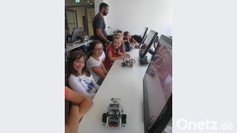 Mit großem Interesse nehmen die Schüler ihre Aufgaben im BayernLab in Angriff. Bild: tok