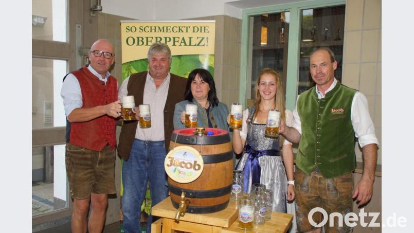 Brauereichef Marcus Jacob, Bauhofleiter Josef Haberl, Bürgermeisterin Birgit Höcherl, Organisatorin Magdalena Bittner und Verkaufsleiter Markus Lernbecher (von links) stoßen bei der Bierprobe auf das 50. Seefest an. Bild: mmj