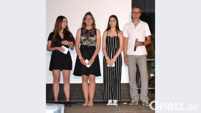 Die Zehntklässlerin Lea Eich (1,33), Paulina Steinert (1,67) und Ellen Peters (1,89) zeigten herausragende Leistungen. Bild: exb/Mittelschule Neustadt a.d. Waldnaab
