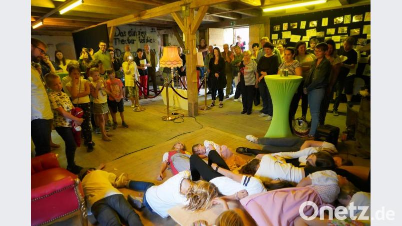 Blick in die Zukunft in Sachen Heimat. LTO-Kinder spielen im Vorraum des alten Raiffeisengebäudes Situationen, wie sie die &quot;Heimat-Zukunft&quot; sehen. Bild: fvo
