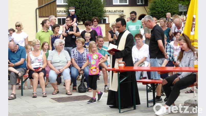Segnung des Baumes. Bild: fsb