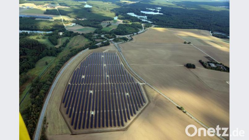 In Haindorf soll eine PV-Anlage, wie hier in Schwandorf zwischen Fronberg und Nordumgehung, entstehen. Bild: Gerhard Götz
