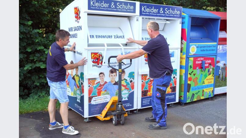 Alexander Danzer (links) und Günter Maier (rechts) stellen zwei neue Container auf dem Recycling-Platz in der Bahnhofstraße auf. Die Feuerdrachen sagen schon mal „Danke“. Bild: bkr