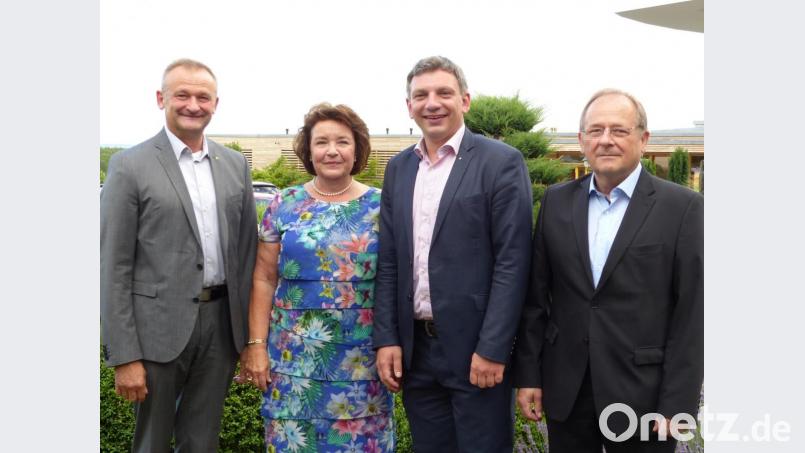 Claudia Kaufmann übergibt das Amt an den neuen Präsidenten Manuel Lischka (Zweiter von rechts). Clubmaster ist Walter Brey (links), Schatzmeister Hans Klug (rechts). Bild: cv