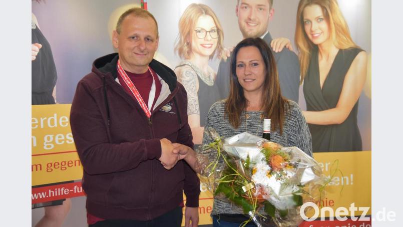 Christine Ertl aus Höfen gibt als 50.000. Spenderin bei einer Typisierung des Vereins &quot;Hilfe für Anja&quot; ihre Probe ab. Vorsitzender Michael Sporrer freut sich über den Meilenstein. Bild: ü