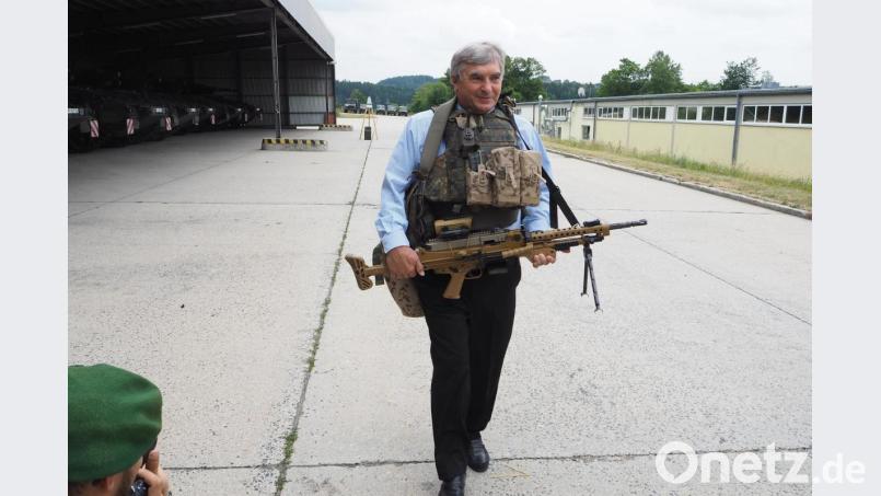 MdB Karl Holmeier testet die Ausrüstung &quot;Infanterist der Zukunft&quot; und weiß jetzt, mit welcher Last die Soldaten im Ernstfall in den Kampf ziehen müssten. Bild: bl