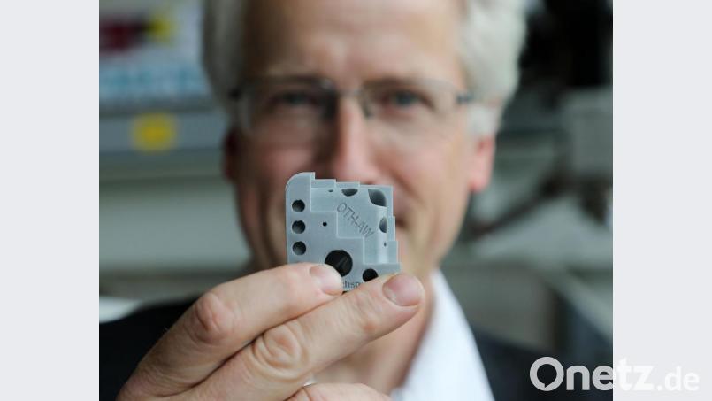Prof. Dr. - Ing. Wolfgang Blöchl, Maschinenbau/Umwelttechnkik in seinem Labor in der OTH Amberg Bild: Wolfgang Steinbacher