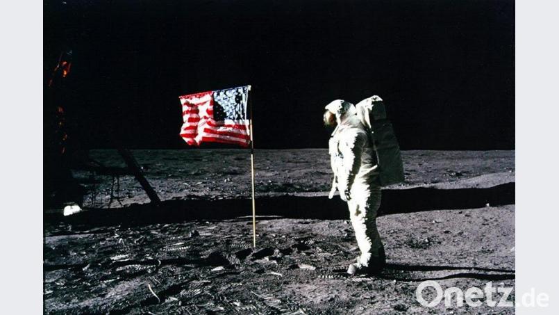 Apollo 11-Astronaut Edwin „Buzz“ Aldrin steht 1969 neben der US-Flagge auf dem Mond. Foto: Nasa/EPA Bild: Nasa