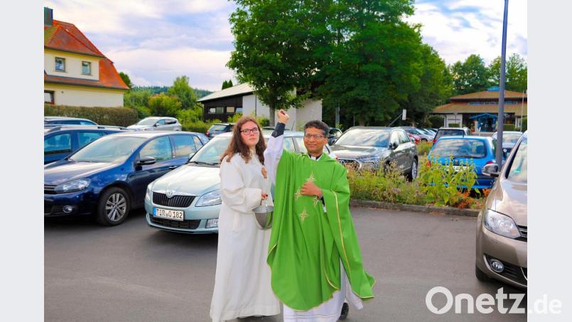 Lange war Pfarrer Joseph unterwegs, um alle abgestellten Fahrzeuge auf dem Parkplatz vor der Steinwaldhalle zu segnen. Rechtzeitig vor Beginn der Ferien- und Urlaubszeit bat er um rücksichtsvolle und verantwortungsbewusste Teilnahme am Straßenverkehr. Bild: bsc
