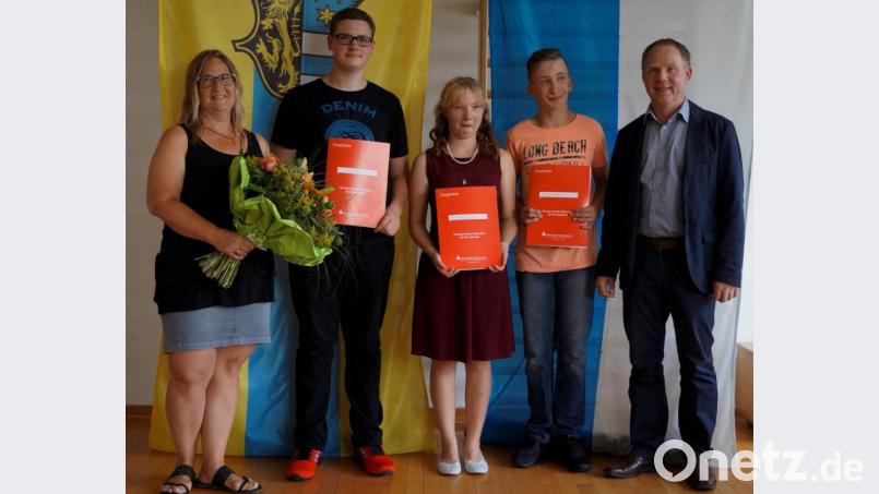 Lehrerin Alexandra Ertl (links) und Rektor Rainer Hetz (rechts) verabschieden Fabian Bäumler, Sven Becker und Anna-Lena Schricker (von links). Bild: arw