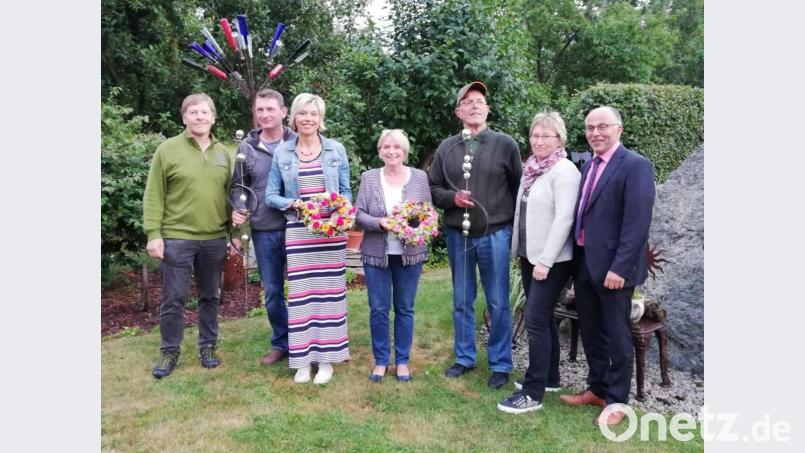 Vielfältige Gemüsebeete, zahlreiche Stauden, Gräser, Ziersträucher und tolle Accessoires aus Metall mit Glas und Weiden: Ein Eldorado für alle Gartenliebhaber sind die Anwesen von Elisabeth und Dieter Kraatz (Vierte und Dritter von rechts) sowie Elfriede und Andreas Gradl (Dritte und Zweiter von links). Als Dankeschön für die herzliche Aufnahme in ihre verborgene Paradiese und die zahlreichen Tipps überreichen Josef Höllerl (links) und Christine Walter (Zweite von rechts), die Vorsitzenden des Obst- und Gartenbauvereins Speinshart, sowie Kreisvorsitzender Albert Nickl (rechts) selbst gefertigte Blumenkränze und einen Gartenstecker. Bild: jhö