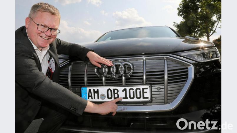 Ambergs Oberbürgermeister Michael Cerny fährt jetzt elektrisch. Mit einem Audi e-tron und 380 PS. Bild: Wolfgang Steinbacher