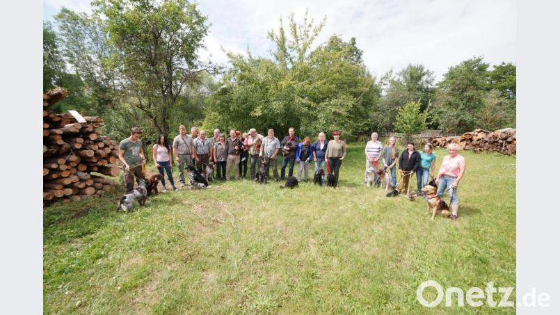 Die Ausbilder Reinhold Galli und Ute Ehebauer (Sechster und Siebte von links)) waren mit den gezeigten Leistungen der Prüfungsteilnehmer sehr zufrieden. Bild: nib