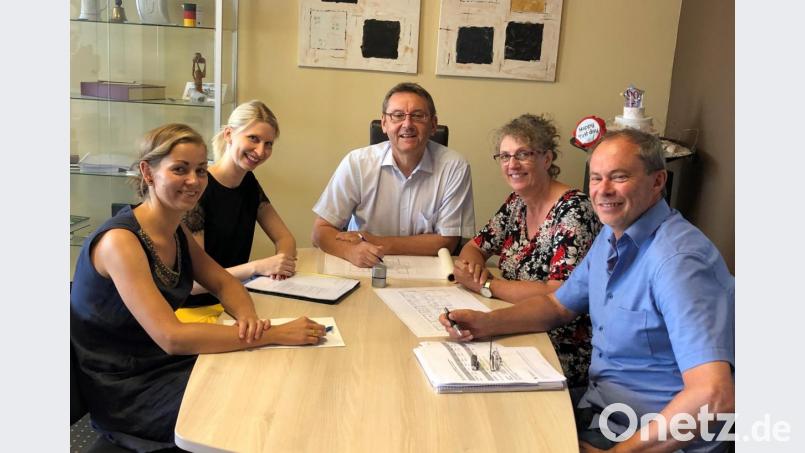 Susanne Michallok (Sachbearbeiterin des gemeindlichen Kindergartens), Kindergartenleitung Marina Hildebrand, Bürgermeister Josef Gilch, Geschäftsleitung Liane Kern und Architekt Erhard Retzer (von links) beim ersten Planungsgespräch für den Neubau der Kinderkrippe in Ebermannsdorf. Bild: aps