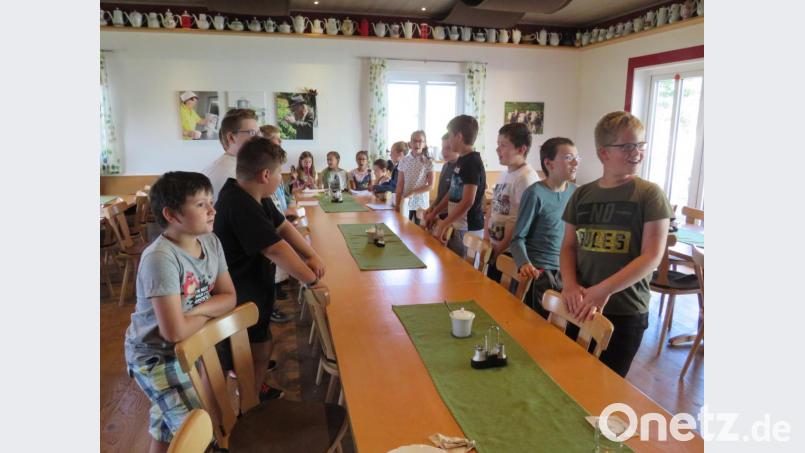 Viel Freude bereitete es Landrat Andreas Meier mit den Kindern ihre Geschichten zu hören. Bild: adj