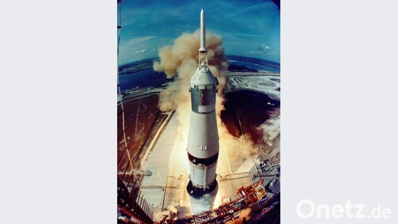 Eine rund 2900 Tonnen schwere Saturn-V-Trägerrakete startet vom Kennedy Space Center in Florida aus. Die Astronauten der Mission Apollo 11, Armstrong, Aldrin und Collins, flogen mit ihr zum Mond. Bild:  NASA/dpa