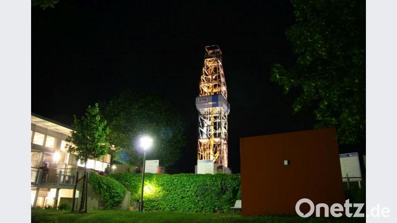 Dieses Bild wird künftig seltener zu sehen sein. Der KTB-Bohrturm soll nur noch zu „besonderen Anlässen“ und nicht mehr regelmäßig zum Zoiglausschank von Freitag bis Montag erleuchtet durch die Lande strahlen. Stichwort Lichtverschmutzung. Bild: Popp