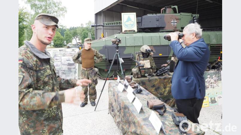 Bundestagsabgeordneter Karl Holmeier (rechts) testet die optische Ausrüstung der Bundeswehr und staunt über ein Fernglas, mit dem man 25 Kilometer weit sehen kann. Im Hintergrund der Panzer &quot;Puma&quot;, der seit dem vergangenen Jahr Geräte aus den 70er Jahren ersetzt. Bild: bl