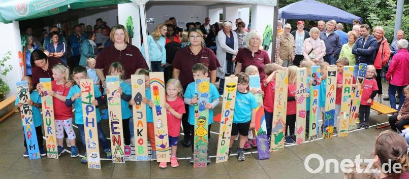 Die großen Zaunbretter mit den Vornamen der Vorschulkinder haben im Kinderhaus Friedenfels mittlerweile Tradition. 15 weitere schmücken demnächst den Gartenzaun des Kindergartens. Bild: bsc