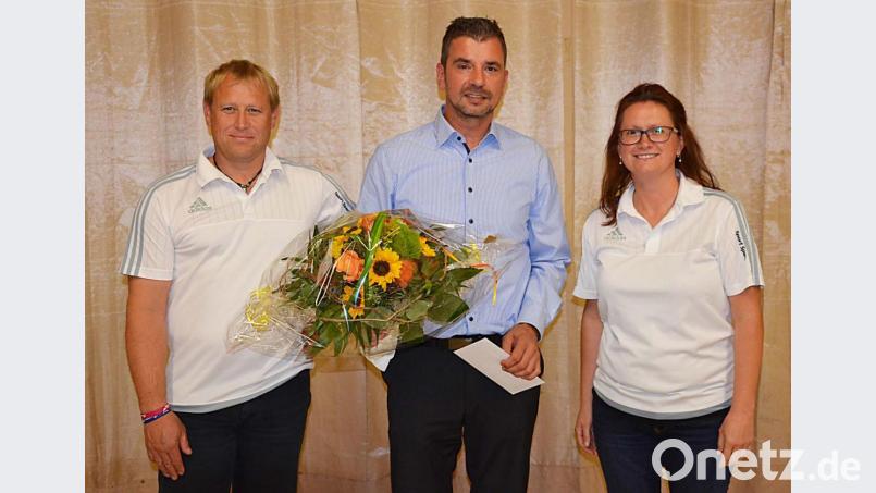 Das neue Vorstandsduo Nicole Schusser-Schindler und Josef Reisner überreicht dem scheidenden langjährigen Vorsitzenden Gerhard Lindner (Mitte) einen Gutschein für einen kulinarischen Abend und für seine Frau einen Strauß bunter Blumen. Bild: ü