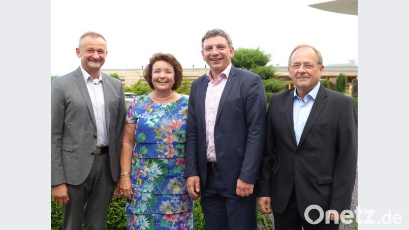 Claudia Kaufmann übergibt das Amt an den neuen Präsidenten Manuel Lischka (Zweiter von rechts). Clubmaster ist Walter Brey (links); Schatzmeister Hans Klug (rechts). Bild: Völkl