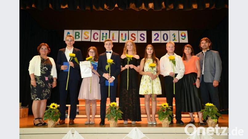 Realschuldirektorin Irene Sebald (links) freut sich mit den Konrektoren Ramon Gomez-Islinger und Martina Fels (von rechts) über die tollen Notendurchschnitte von Timo Völkl (1,08), Evelyn Wall (1,09), David Sonnek (1,27), Sina Bösl, Anja Brysch und Sebastian Reimann (jeweils 1,55, von links). Bild: bey