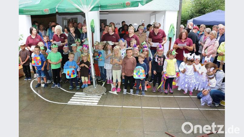 Mit einem gemeinsamen Lied verabschiedeten sich das Kindergartenteam und die Mädchen und Jungen. Bild: bsc